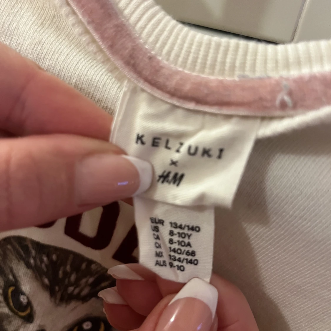 Vit tröja med glittriga detaljer - 90