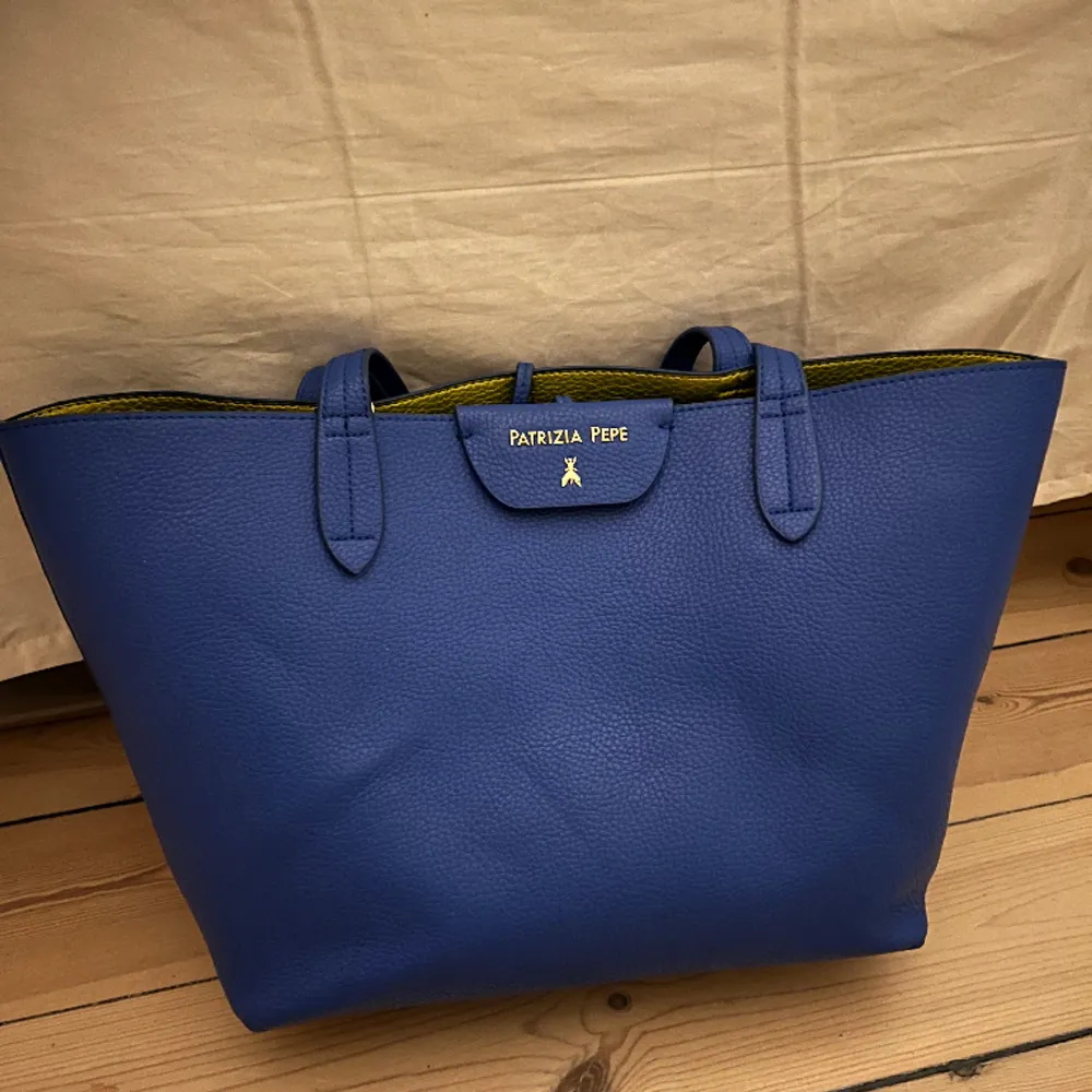 Så fin väska köpt i Italien! Den har en jättefin blå färg och jättemånga fack inuti!  Super bra skick 💗🙌skriv vid frågor! Pris kan diskuteras . Väskor.