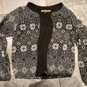 Tunn jacka/kofta Xs - En tunnare jacka. Jättefina mönster. Säljer pga stor garderobrensning. Kika gärna på mina andra annonser, säljer mycket. Samfraktar gärna:) 