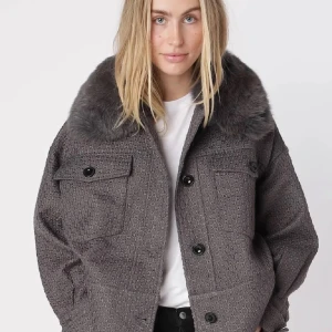 Meotine jacka - Superfin meotinejacka, äkta såklart! Finns kvitto (av den tjejen jag köpte jackan av här på plick). Skriv för egna bilder. Den har även några mindre slitningar som jag då också skickar bild på☺️