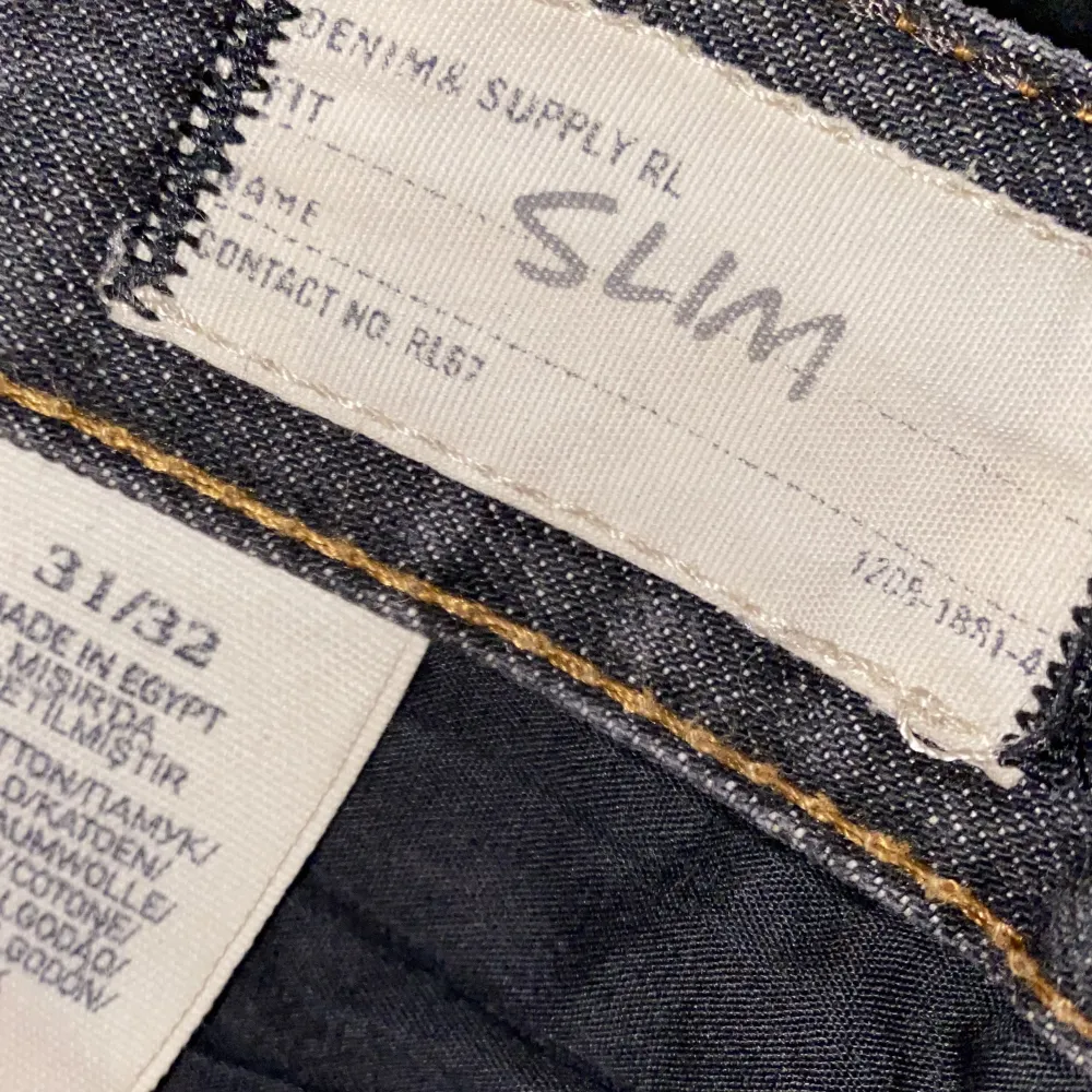 Säljer nu ett par gråa Ralph Lauren Jeans i ganska bra skick, 8/10. Perfekt passform men för långa för mig därav ser det mer baggy ut på bilden. Priset är förhandlingsbart vid snabb affär, paketpris kan alltid fixas, skriv för fler bilder!. Jeans & Byxor.