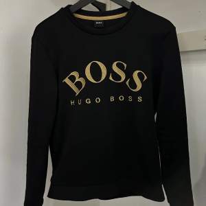 Hugo Boss tröja i nyskick, använd ett par gånger. Den är jätte skön och bekväm.  Storlek XS  Säljs för 250 kr 