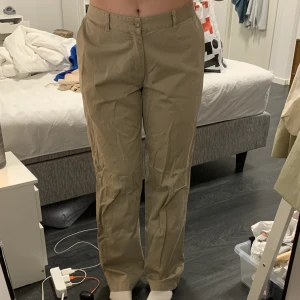 Chinos - Insydda i midjan, midjemått: 85cm, innerbenslängd: 96cm