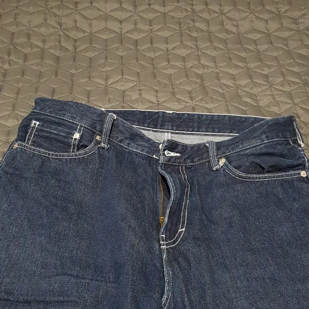 Jag säljer min man baggy jeans som är i jätte bra skick i storlek 32/32 från H&M. Köparen står för frakt. . Jeans & Byxor.