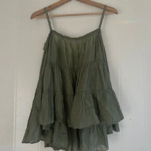Grön flowy topp - Super söt grön topp, utan lappar men skulle säga den passar s-m!💚