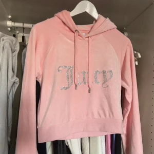 Juicy Couture Hoodie - Helt oanvänd Juicy Couture Hoodie, mjuk i matrielet med en ligga gjort av glitter! 