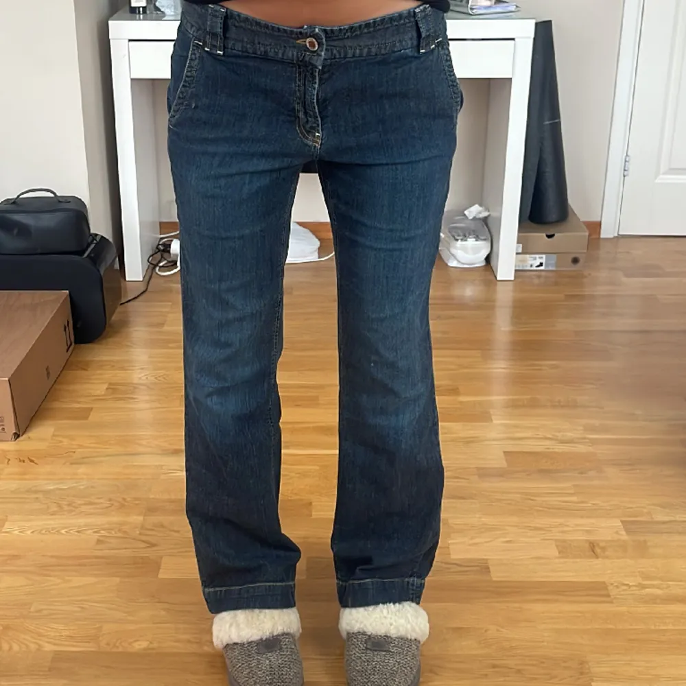 Såå snygga lågmidjade jeans, älskar detaljen där nere!😍Jag är 177cm Midjemått: 82cm Innerben:78cm. Jeans & Byxor.