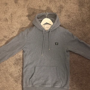 Les Deux Hoodie - Säljer nu denna Les Deux hoodien för den kommer inte till användning längre. Skick 9/10, Storlek S. Nypris 1000kr