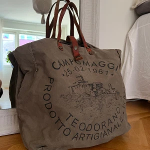 Campomaggi Teodorano 1961 - Campomaggi Teodorano 1961 i olivgrönt. Jättefint skick! 800:- ex frakt. 