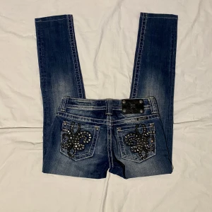Miss me jeans  - Bra skick. Regular/skinny passform. Storlek: 26. Mått: midja 36cm. Midja stretchad: 39cm. Grenmått: 17,5cm. (Lågmidjade) lår: 23,5cm. Innerbenslängd: 73cm. Benöppning: 15,5cm.