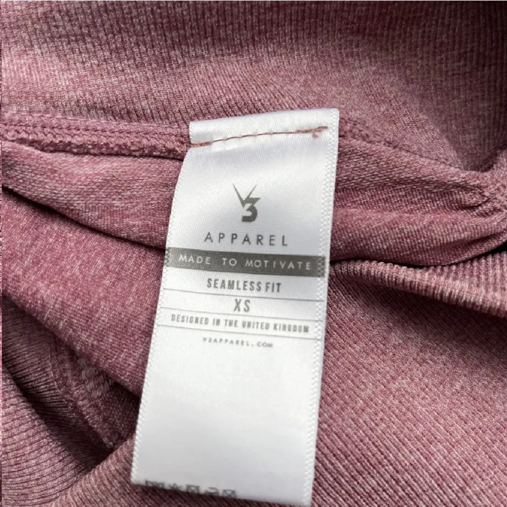 Tränings tights i en fin rosa  färg som tyvärr aldrig kommit till användning❣️ Nypris 380kr. Jeans & Byxor.