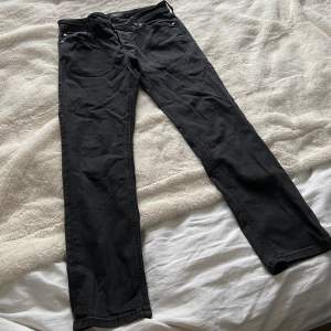 Svarta Jack&Jones jeans i princip oanvända och i nyskick. Straight i passformen. Nypris 600kr