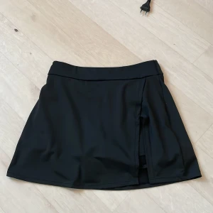 Tennis/träningskjol - Tenniskjol som aldrig är använd med slits!💗