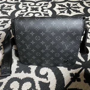 Louis Vuitton väska (messenger bag) - Säljer denna axelväska som är perfekt för sommaren. Jag köpte väskan till min lillebror men han ville inte ha den. Skick 10/10 helt ny. Box, kvitto och dustbag medkommer. Pris går att diskutera det är bara att höra av sig. Försten till kvarn!