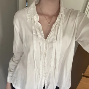 Vit skjorta/blus - Superfin vintage skjorta/blus med detaljer framtil!💗Står att den är storlek 40 men ser bra ut på mindre!💗
