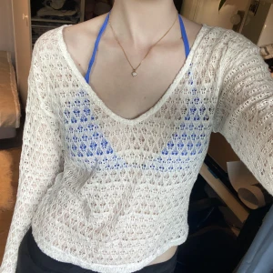 Stickad/virkad beach cover-up - Stickad/virkad tröja! Jättefin över bikini!  Sticks inte