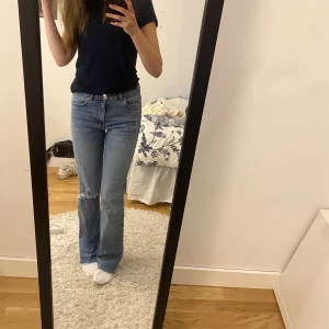 Jeans - Jeans från Gina dem är midwaist, dem är avklippta så dem passar mig som är 160cm men hade passat lite längre också