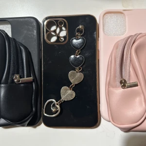 Mobilskal rosa väska svart iphone 11 pro - Säljer dessa använda mobilskal (4st) för 49 :-/st. Använt några gånger men annars har dem legat omkring ett tag. Står ej för postens slarv!❤️❤️ iphone 11 pro