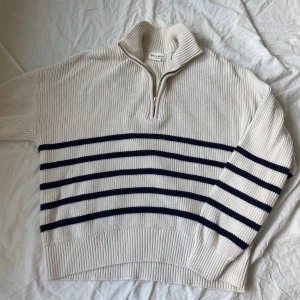 Ribbstickad sommartröja - Perfekt tröja att ha på sommarkvällar! Från Lindex, knappt använd :) Pris går att diskutera!