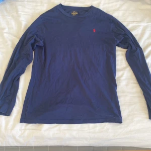 Polo Ralph lauren - Långärmad Polo Ralph Lauren tröja, märklblå färg, skick 8/10, använt 4-5 gånger annars legat i garderoben i 3 år, storlek xl för barn, passar s/m vuxen