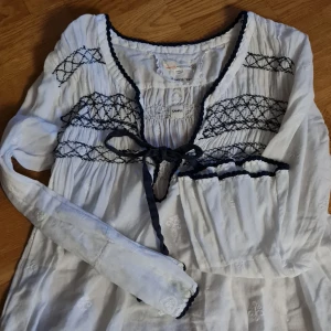 Odd Molly  - Vit/blå blus från Odd Molly 