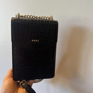DKNY väska - Säljer denna söta DKNY axelremsväska. Har bara använt den 1 gång✨