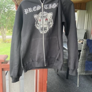 Rhinestone hoodie - Säljer mina full zip rhinestone hoodie i large säljer för att den var för stor OBS! Aldrig andvänd