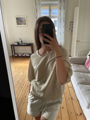 Guldig t shirt  - En t-shirt som är guldglitteig och i trekvarts ärmar. Felfri