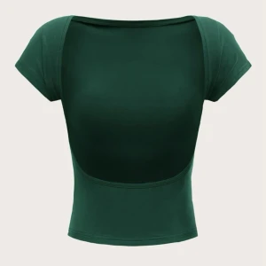 Topp med öppen rygg - Säljer denna toppen i grönt. Superfin, trendig och endast testad, skriv för egna bilder. Köpt på shein så priset kan diskuteras