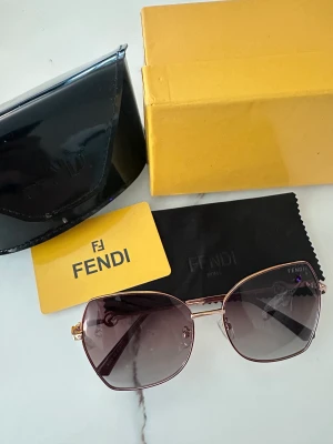 Solglasögon  - Ett par helt nya solglasögon med fodral, putsduk och kort