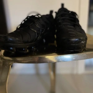 Vapor Max  - Lite använda men är i bra skick, dom är svarta och är köpta i ny pris för 1800, st 42