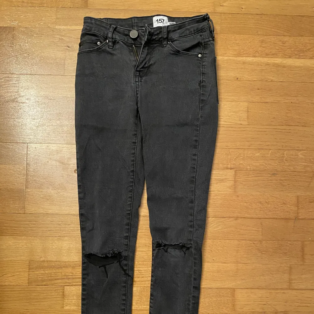 Säljer snygga jeans från Lager 157! Storleken är xxs 🌸. Jeans & Byxor.
