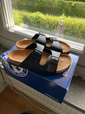 Birkenstock  - Birkenstock helt oanvända. Storlek 37 och modell Arizona. Nypris: 1000