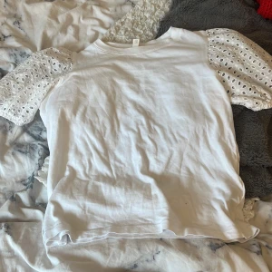 Tröja - En så gullig och fin tröja som är billig denna kommer inte till användning längre då jag är lite trött på den💋💋❤️10/10