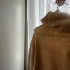 Stickad tröja  - Jättefin oandvänd stickad tröja💕