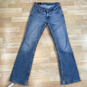 Superfina knappt använda lee lågmidjade jeans, väldigt stretchigt material. Inga slitningar förutom lappen där bak. Innerbenslängd ca 74 cm, midja ca 64. Frakten betalar köparen, vid stort intresse blir det budgivning 