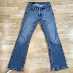 Superfina knappt använda lee lågmidjade jeans, väldigt stretchigt material. Inga slitningar förutom lappen där bak. Innerbenslängd ca 74 cm, midja ca 64. Frakten betalar köparen, vid stort intresse blir det budgivning 