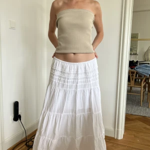 Vit långkjol  - Säljer denna långkjol som varit en favorit i flera år nu😍 den har resår i midjan, vilket gör den väldigt strechig 🥰