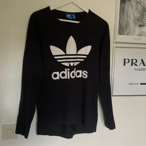 Långärmad Adidas - Svart långärmad från Adidas! Size-xs men skulle beskriva den som en Small!