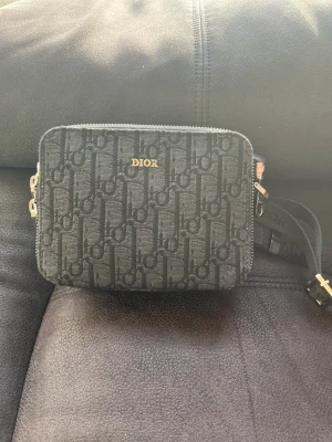 Dior axelväska  - En perfekt väska för mobil, plånbok osv. Säljes pga att jag inte använder den mer då jag köpt ny väska Vid frågor så är det bara att kontakta mig Pris kan diskuteras 