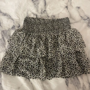 Mini kjol - Säljer min fina kjol som inte kommer till användning💕💕köpt på Kappahls barnavdelning storlek 170. passar storlek xs,S och M❤️