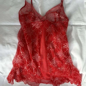 Linne - Rött linne, passar till xs-s, axelbanden är reglerbara