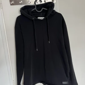 Svart hoodie  - Svart hoodie från Just Junkies.  Det är storlek L men känns som en M