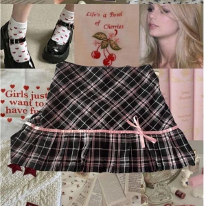 Rutig minikjol med rosett - Supersöt rutig svart & rosa minikjol med rosa rosettdetalj. Skulle passa dig med storlek XS-S. Öppen för prisförslag 🎀 