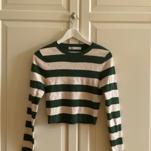 Vit/grön randig tröja från Zara - Den har nästan aldrig kommit till användning. Storleken är L, men tröjan är liten i storleken och sitter snarare som en M. Hör av dig vid funderingar. Ta hand om dig!💌