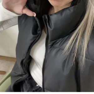 Zara väst - En svart medellång väst från zara som är väldigt populär. Den är använd endast 3-4 gånger och är i nyskick! Den är i storlek S men passar XS-M beroende på hur du vill att den ska sitta och den är köpt för ca 350 kr från zara. ❤️