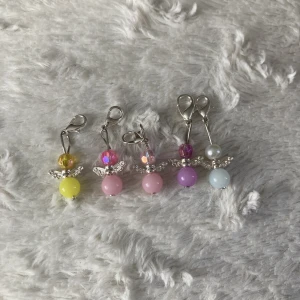 Lyckoängeln Krokus - Lyckoängeln Krokus. Finns i varianterna på bilderna. Finns att få större spänne. Betalning sker via swish❤️