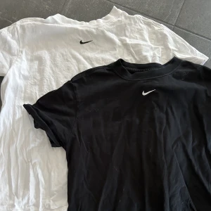 Nike t-shirt - En svart och en vit Nike T-shirt med liten logga, båda i fint skick och inga defekter. Köpa båda för 250 eller en för 150. Hör av dig vid frågor! 