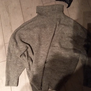 Stickad tröja med krage - Från hm, väldigt lång krage, väldigt varm o mysig på vintern, lång i armarna. Inga defekter.