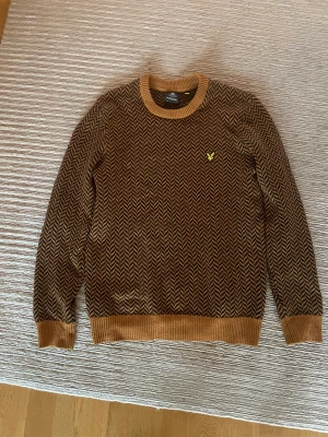 Stickad lyle and scott tröja - Stickad tröja från lyle and scott i fint skick, tröjan är ganska tjock och passar bra till vinter/höst. Den har en vanlig passform och är storlek S. säljer då jag inte använder tröjan längre Nypris ca 1000kr Pris kan alltid diskuteras:)
